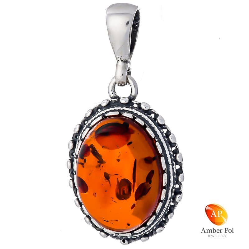 Wisiorek ze srebra 925 w kolorze koniaku w owalnym kształcie z delikatnymi zdobieniami.