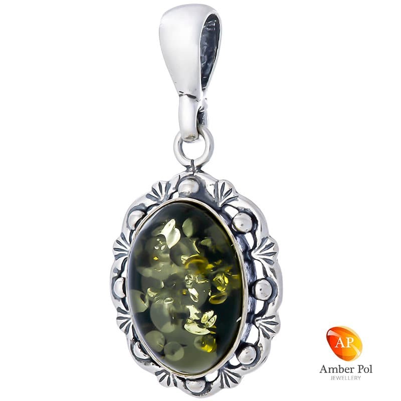 Wisiorek ze srebra 925  z zielonym bursztynem otoczonym delikatnymi zdobieniami i kuleczkami.