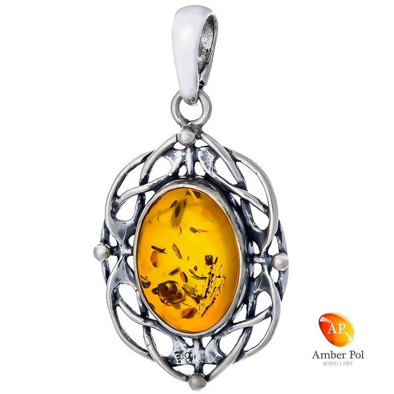 Wisiorek srebrny 925 z bursztynem w koniakowym kolorze, oplecionym w ażurkowi dość spory wzór.