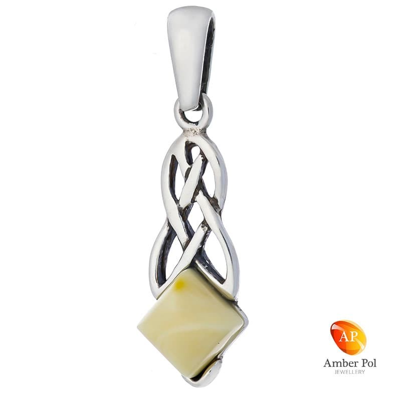 Wisior ze srebra 925 z kwadratowym bursztynem w białym kolorze z plecionymi zdobieniami na szczycie.
