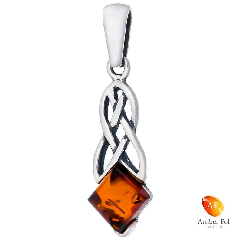 Wisior ze srebra 925 z kwadratowym bursztynem w koniakowym kolorze z plecionymi zdobieniami na szczycie.