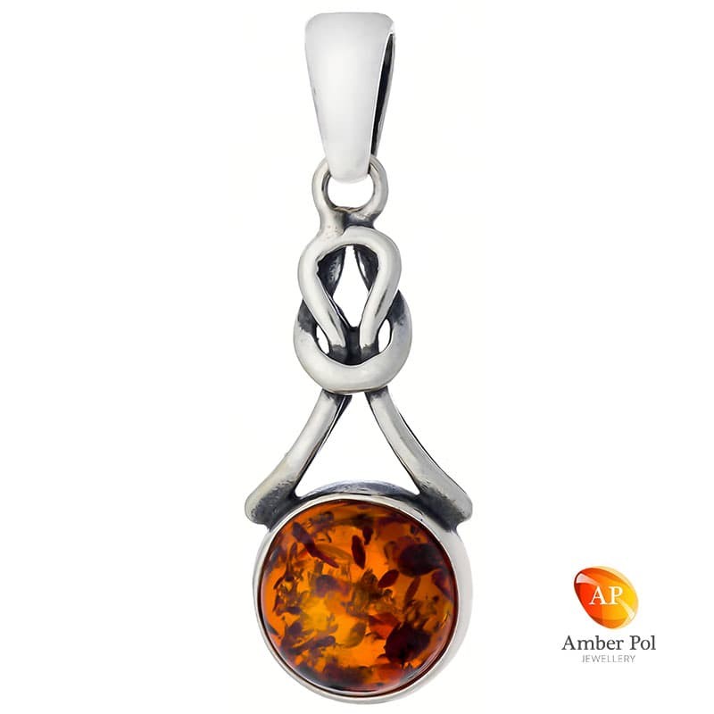 Wisiorek ze srebra 925 w lekko wydłużonej formie z okrągłym  bursztynem w kolorze koniakowym ze zdobieniem w kształcie pętelki.