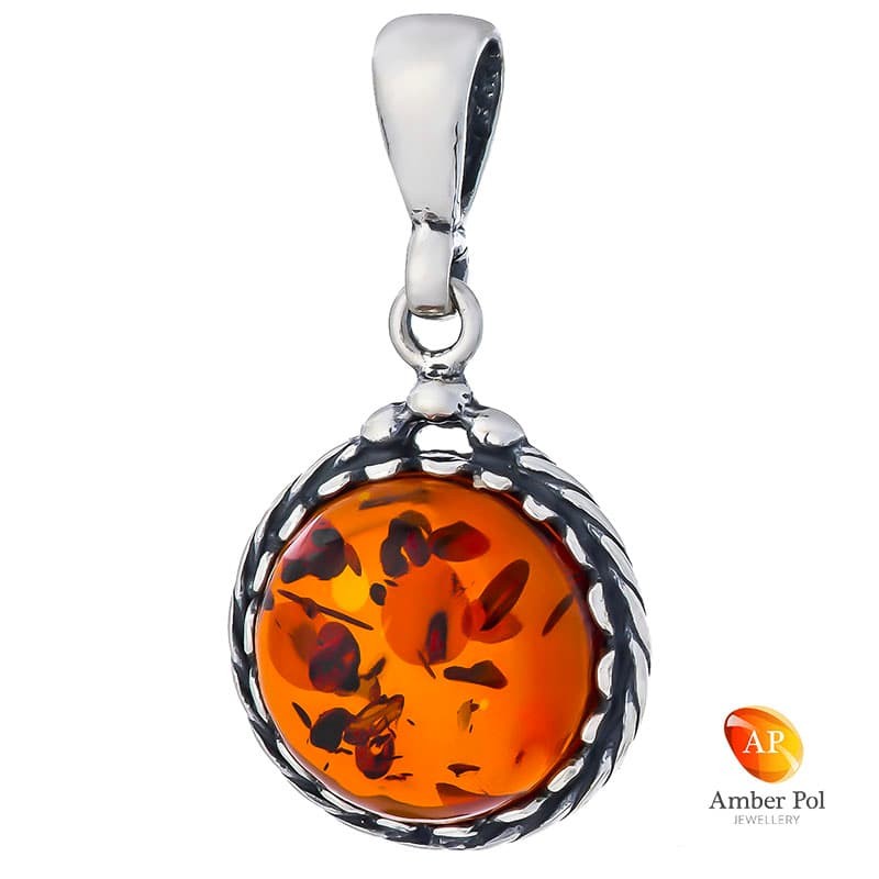 Wisiorek ze srebra 925 z okrągłym bursztynem w kolorze koniaku, delikatnie zakutym i ozdobionym plecionym wzorem.