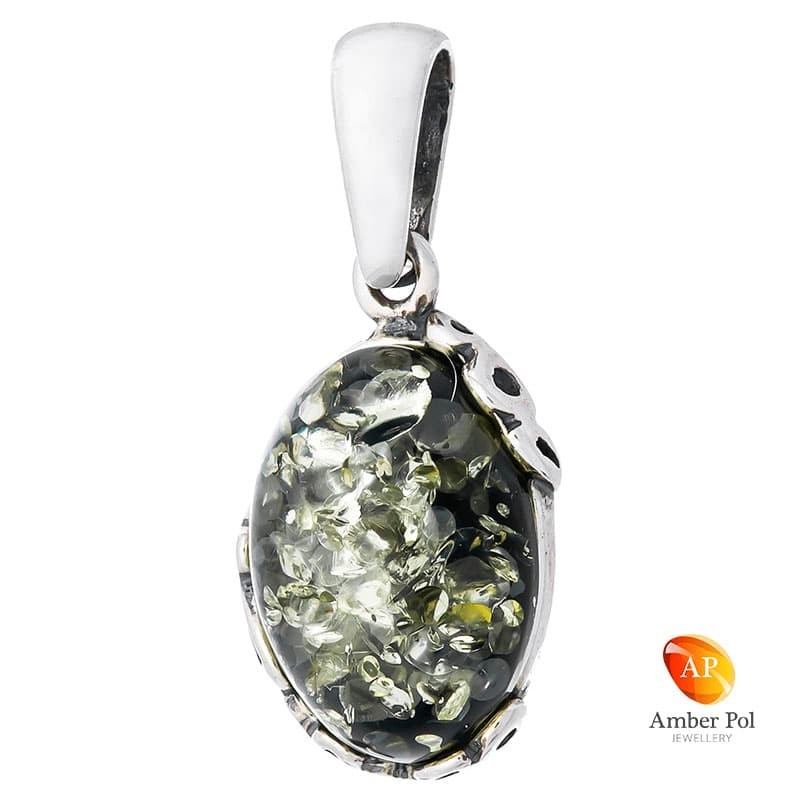 Wisiorek ze srebra 925 z bursztynem w zielonym kolorze z delikatnymi przekątnymi zdobieniami.