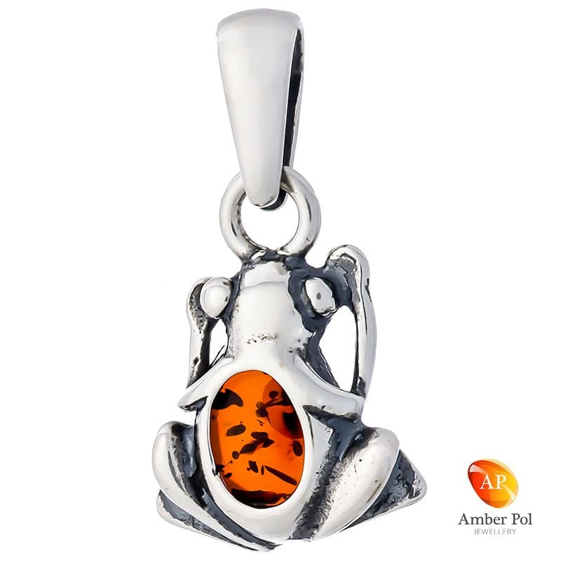 Wisiorek żabka, srebrny 925 z bursztynem w kolorze koniaku.