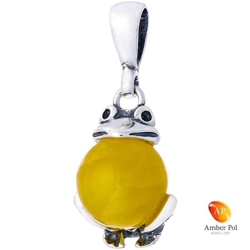 Wisiorek żabka ze srebra 925 z białym bursztynem w miejscu brzuszka.