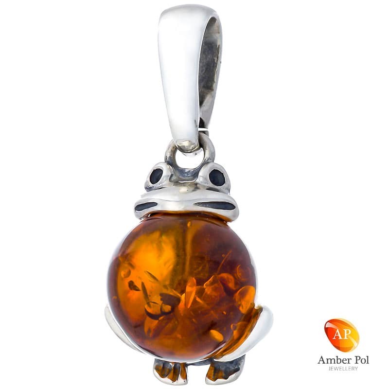 Wisiorek żabka ze srebra 925 z koniakowym bursztynem w miejscu brzuszka.