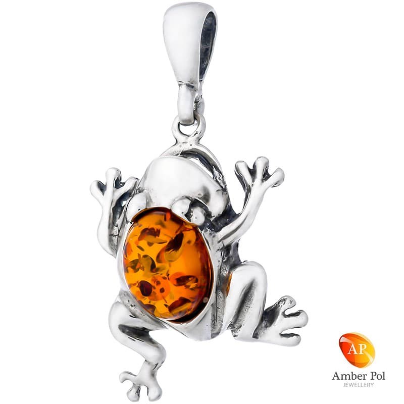 Wisiorek żabka ze srebra 925 z koniakowym bursztynem w miejscu brzuszka.