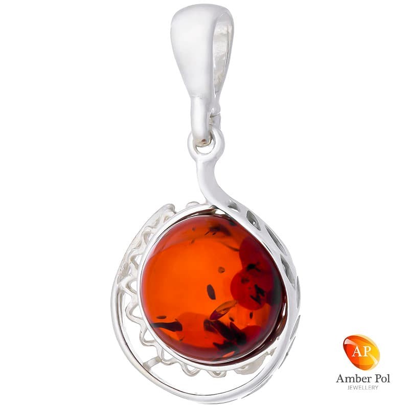 Piękny wisiorek ze srebra 925 z koniakowym bursztynem otoczonym ażurowym zdobieniem.