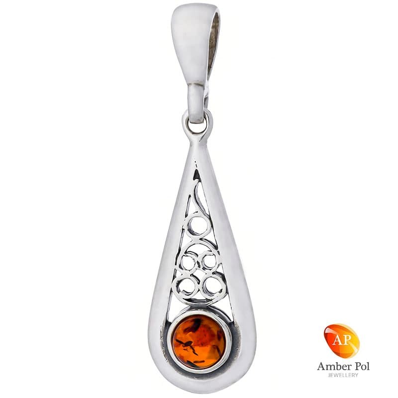 Wisiorek ze srebra 925 o wydłużonym kształcie z bursztynem w kolorze koniaku i filigranowymi zdobieniami w środku.
