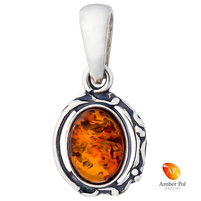 Wisiorek ze srebra 925 z plecionym zdobieniem i bursztynem w koniakowym kolorze.