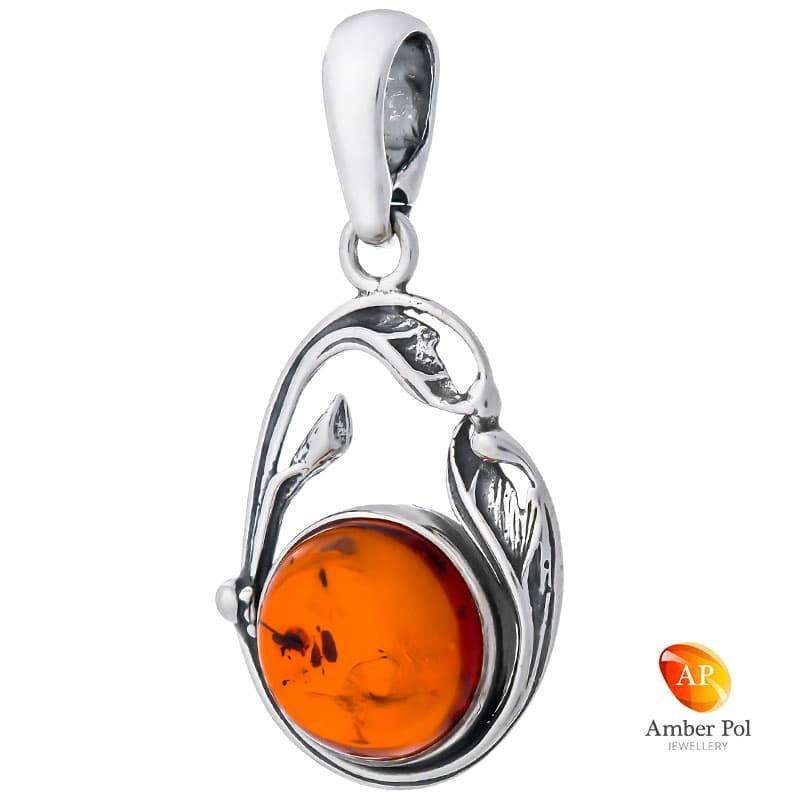 Piękny wisiorek ze srebra 925 z bursztynem w kolorze  koniaku , ozdobiony w subtelnie złączone dwa  listki  i plecione gałązki.