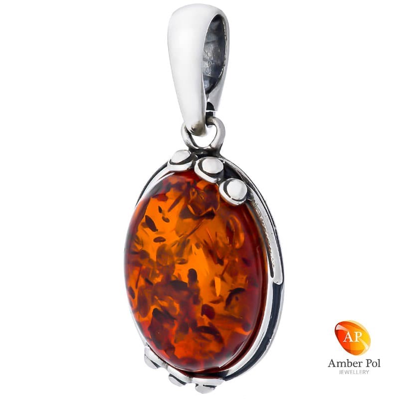 Piękny srebrny 925 wisiorek z koniakowym bursztynem i subtelnymi zdobieniami w postaci  srebrnych kuleczek.