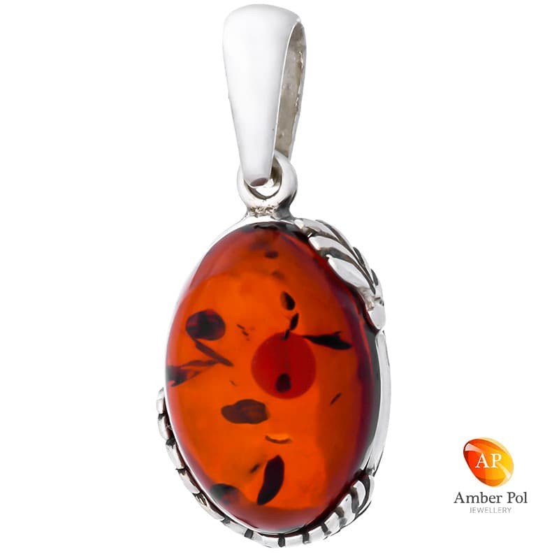 Piękny wisiorek ze srebra próby 925 z bursztynem w kolorze koniakowym i delikatnymi przekątnymi zdobieniami w postaci ażurków.