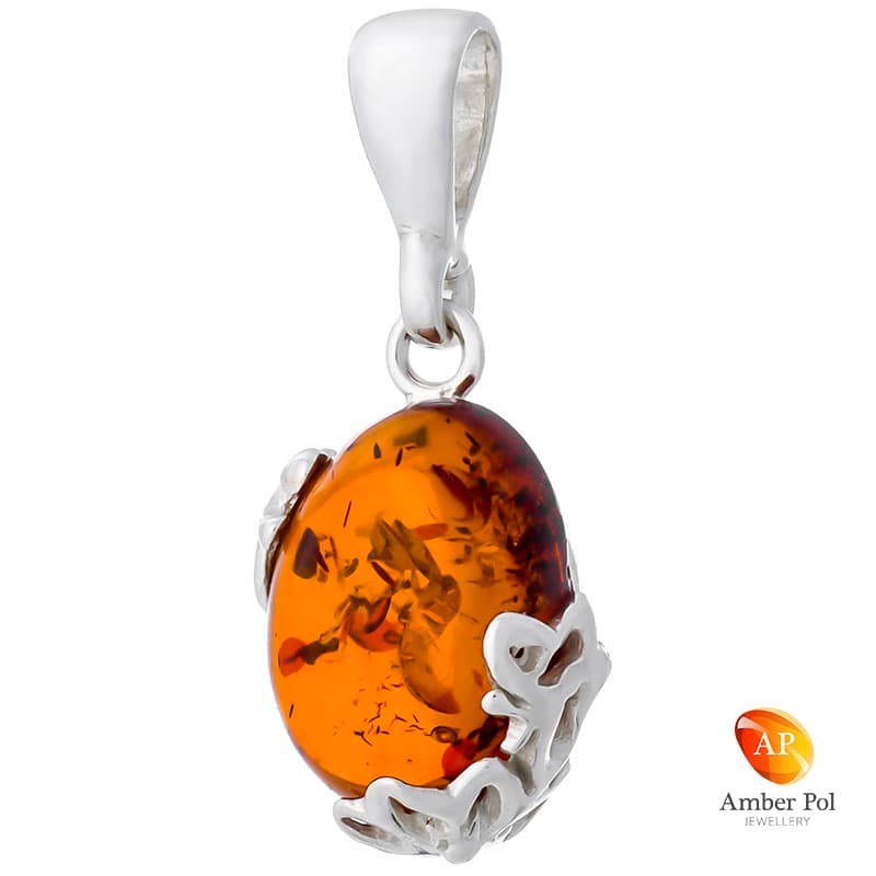Piękny wisiorek ze srebra próby 925 z bursztynem w kolorze koniakowym i delikatnymi przekątnymi zdobieniami w postaci ażurków.