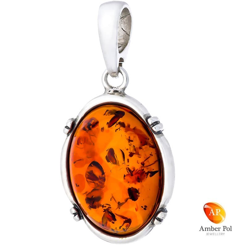 Piękny wisiorek ze srebra próby 925 z  owalnym bursztynem w kolorze koniakowym i delikatnymi zdobieniami.