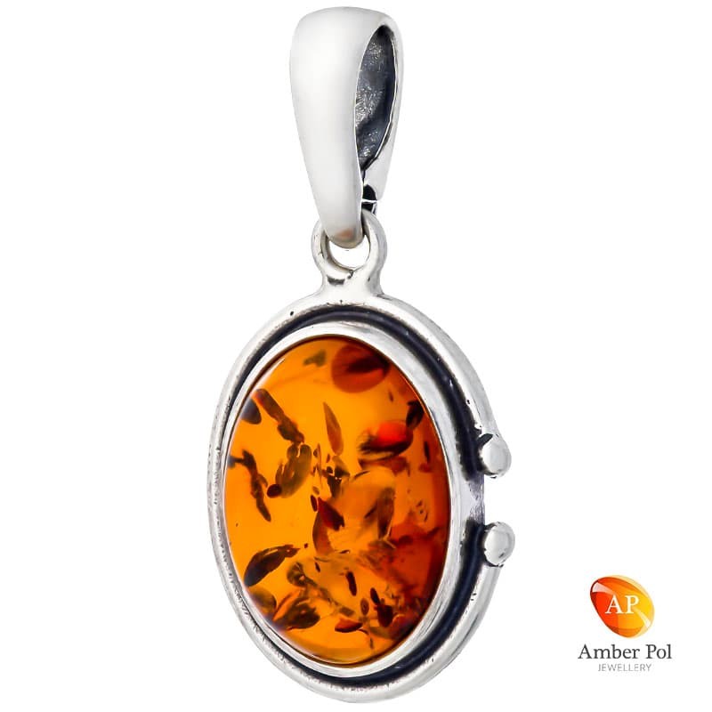 Piękny wisiorek ze srebra próby 925 z bursztynem w kolorze koniakowym i delikatnym zdobieniem.
