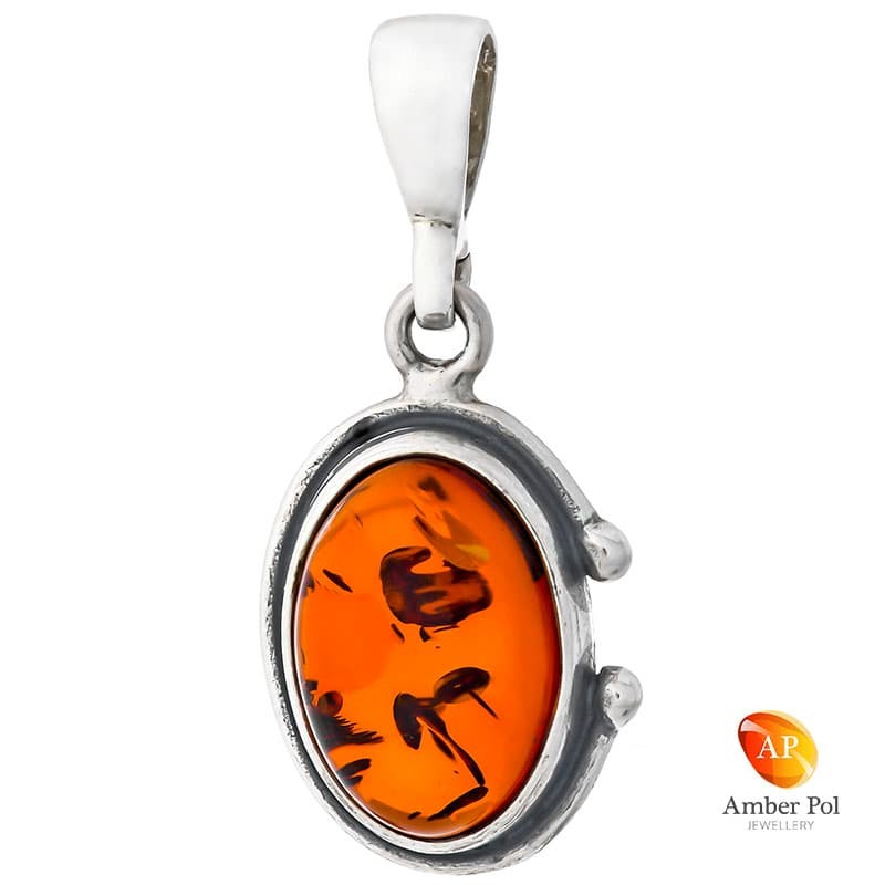 Piękny wisiorek ze srebra próby 925 z owalnym bursztynem w kolorze koniakowym i delikatnymi zdobieniami.