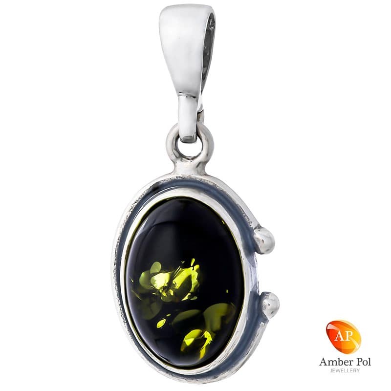 Piękny wisiorek ze srebra próby 925 z owalnym bursztynem w kolorze zielonym i delikatnymi zdobieniami.