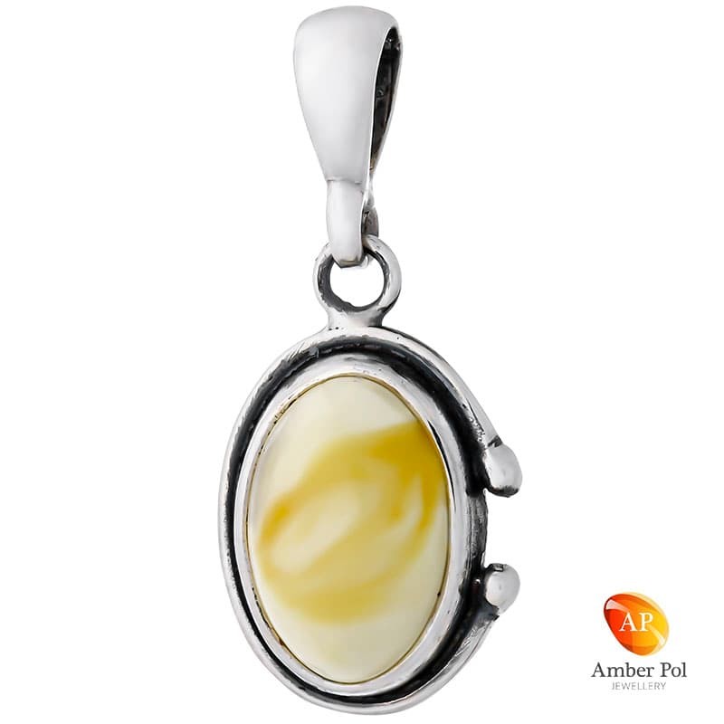 Piękny wisiorek ze srebra próby 925 z owalnym  bursztynem w kolorze białym i delikatnymi  zdobieniami.