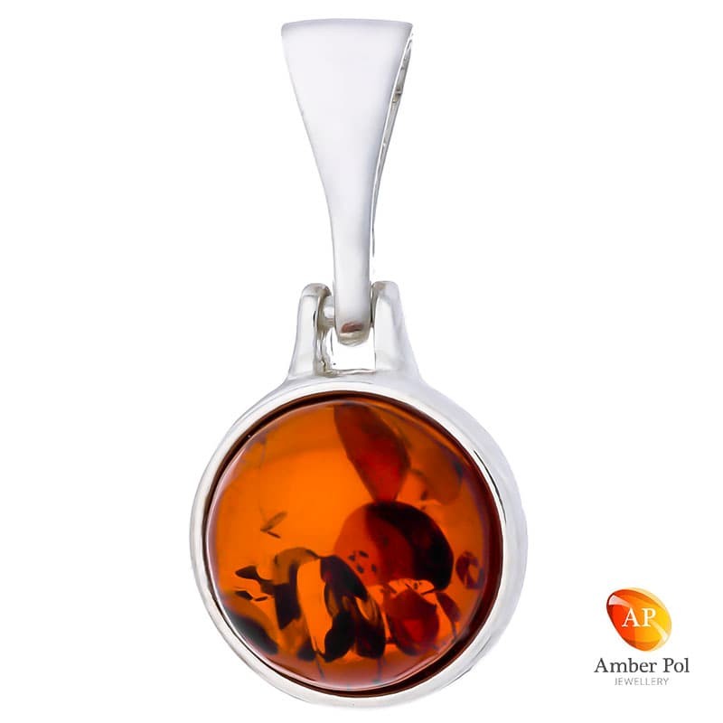 Piękny wisiorek ze srebra próby 925 z okrągłym bursztynem w kolorze koniakowym.