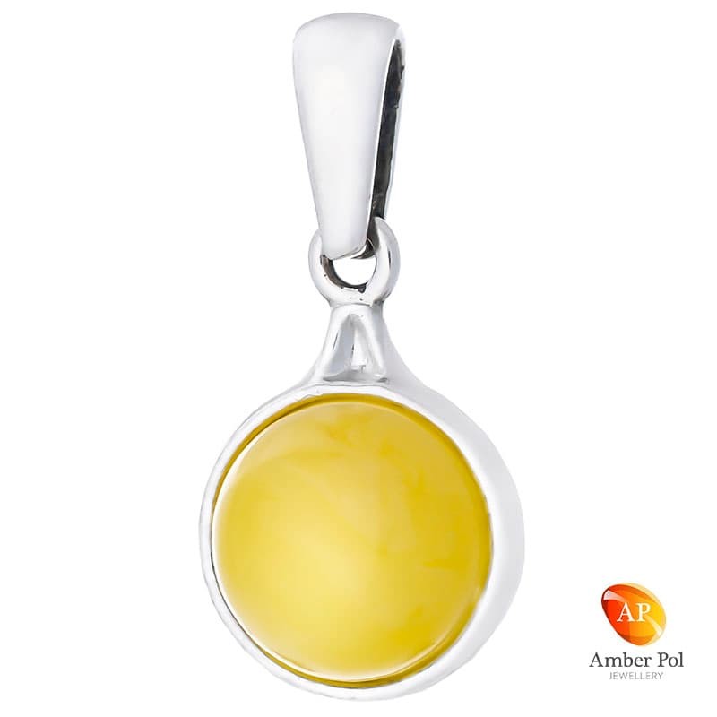 Piękny wisiorek ze srebra próby 925 z okrągłym bursztynem w białym kolorze.