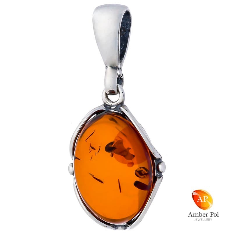 Piękny wisiorek ze srebra próby 925 z owalnym bursztynem w kolorze koniakowym i delikatnym zdobieniem.
