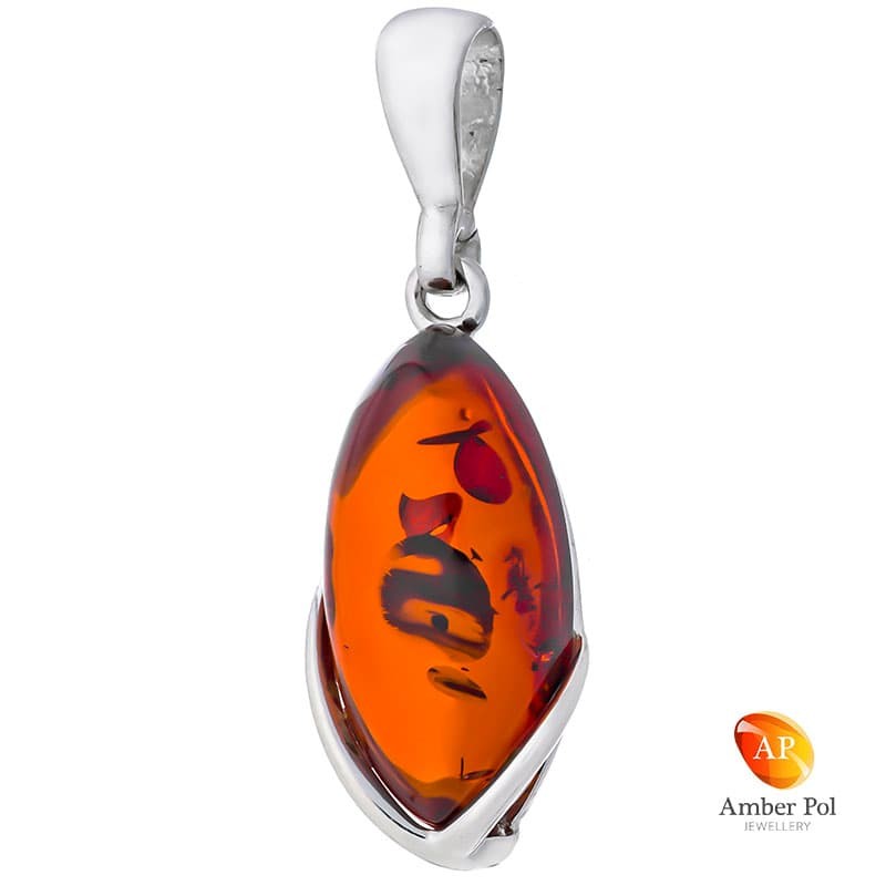 Piękny wisiorek  w lekko wydłużonym kształcie ze srebra próby 925 z bursztynem w kolorze koniakowym.