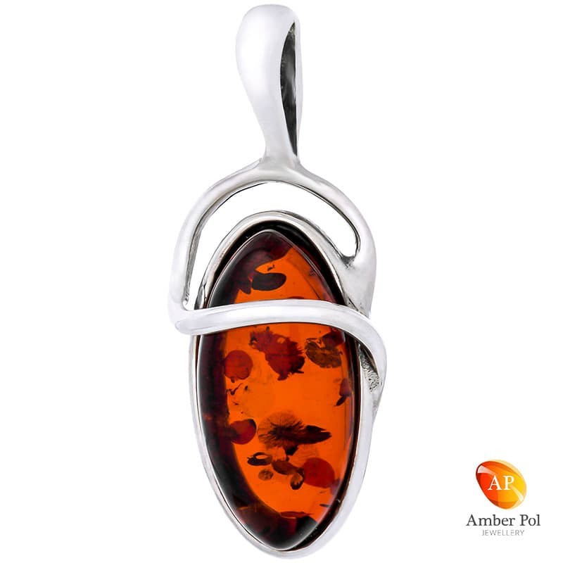 Piękny wisiorek w lekko wydłużonym kształcie ze srebra próby 925 z bursztynem w kolorze koniakowym.
