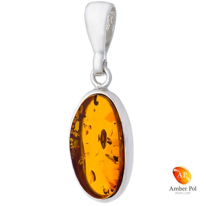 Piękny wisiorek w prostej wydłużonej formie ze srebra próby 925 z bursztynem w kolorze koniakowym.