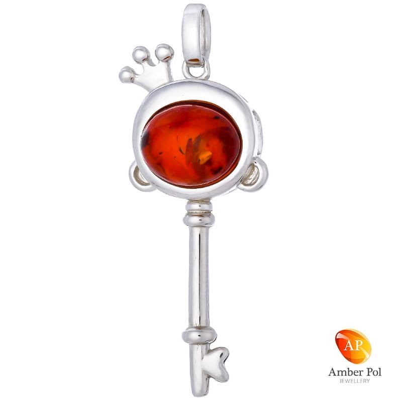 Piękny srebrny 925 wisiorek w kształcie kluczyka z koroną i bursztynem w kolorze koniakowym.