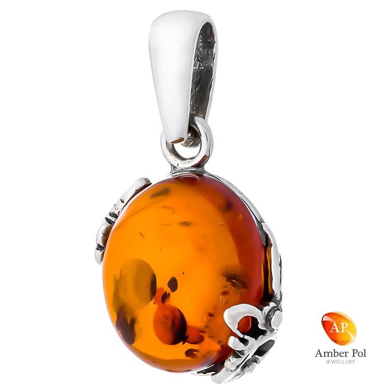 Piękny wisiorek ze srebra próby 925 z bursztynem w kolorze koniakowym i delikatnymi przekątnymi zdobieniami w postaci ażurków.