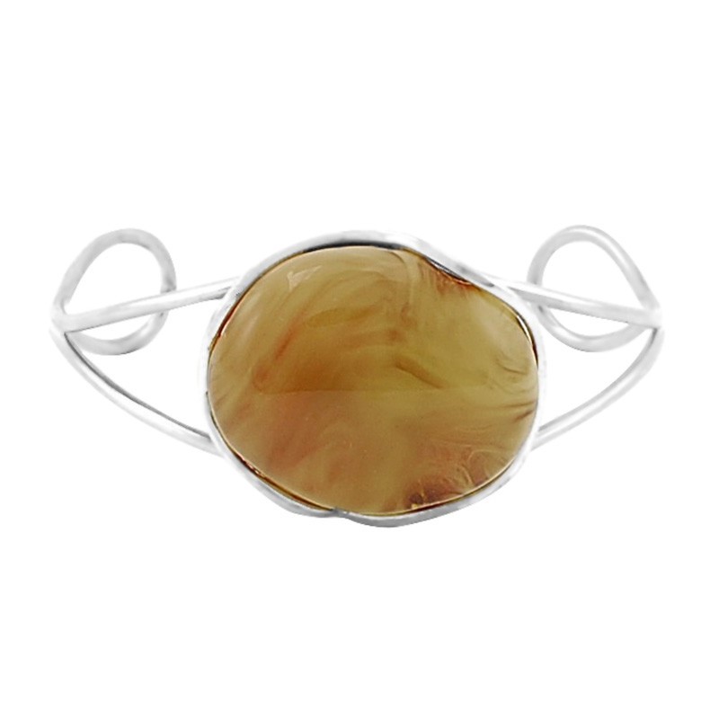 Unikatowa bransoletka wykonana ze srebra 925 z dużym naturalnym bursztynem o ciekawej barwie mleczno-koniakowej.