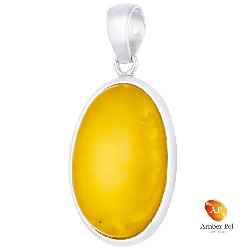 Unikatowy wisior ze srebra 925 z pięknym bursztynem w mlecznym kolorze o wydłużonej linii, całkowicie oprawionym ręcznie.