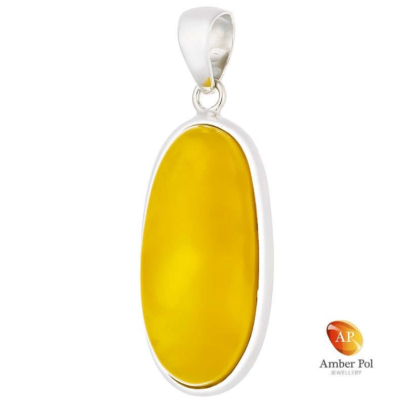 Unikatowy wisior ze srebra 925 z pięknym bursztynem w mlecznym kolorze o wydłużonej linii, całkowicie oprawionym ręcznie.