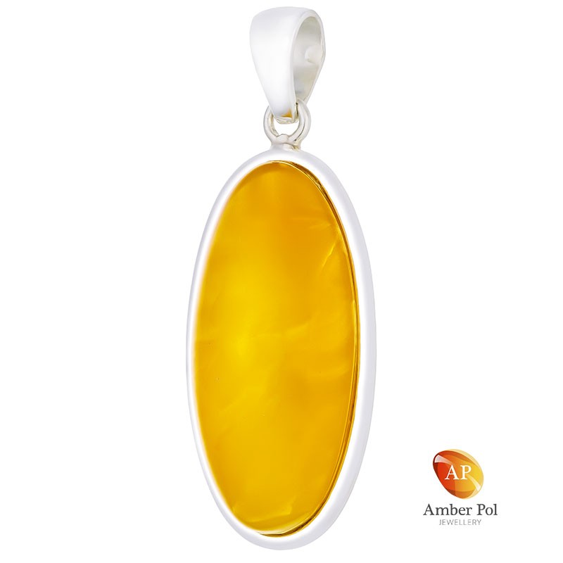 Unikatowy wisior ze srebra 925 z pięknym bursztynem w mlecznym kolorze o wydłużonej linii, całkowicie oprawionym ręcznie.