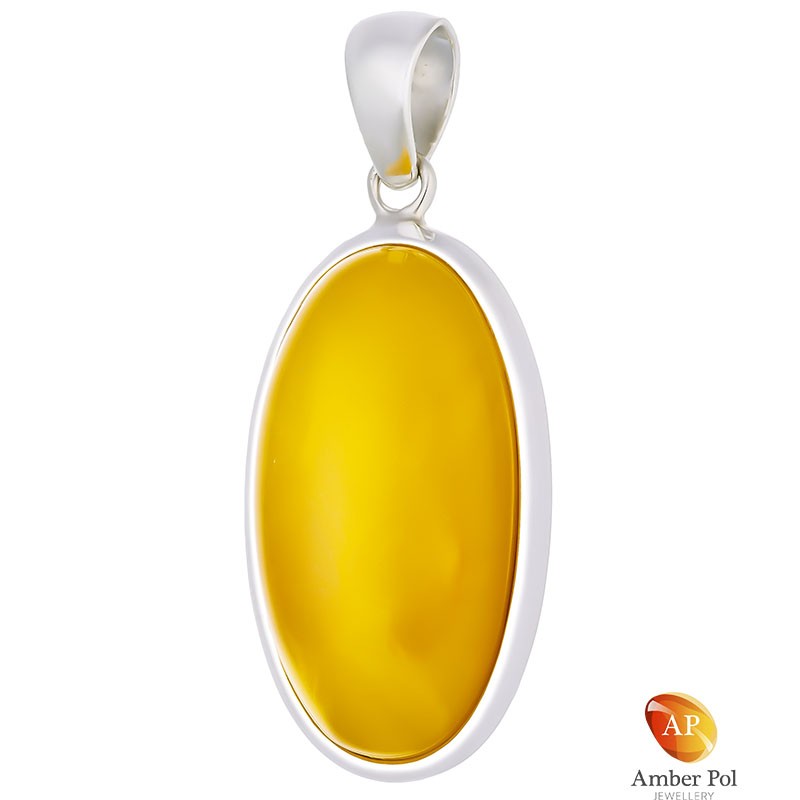 Unikatowy wisior ze srebra 925 z pięknym bursztynem w mlecznym kolorze o wydłużonej linii, całkowicie oprawionym ręcznie.