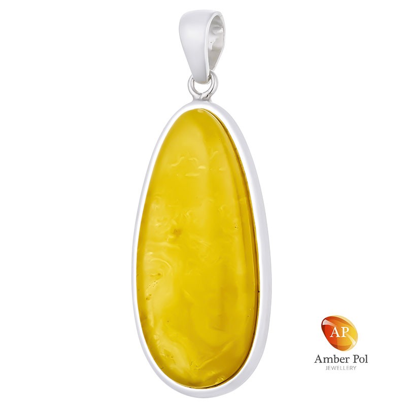 Unikatowy wisior ze srebra 925 z pięknym bursztynem w mlecznym kolorze o wydłużonej linii, całkowicie oprawionym ręcznie.