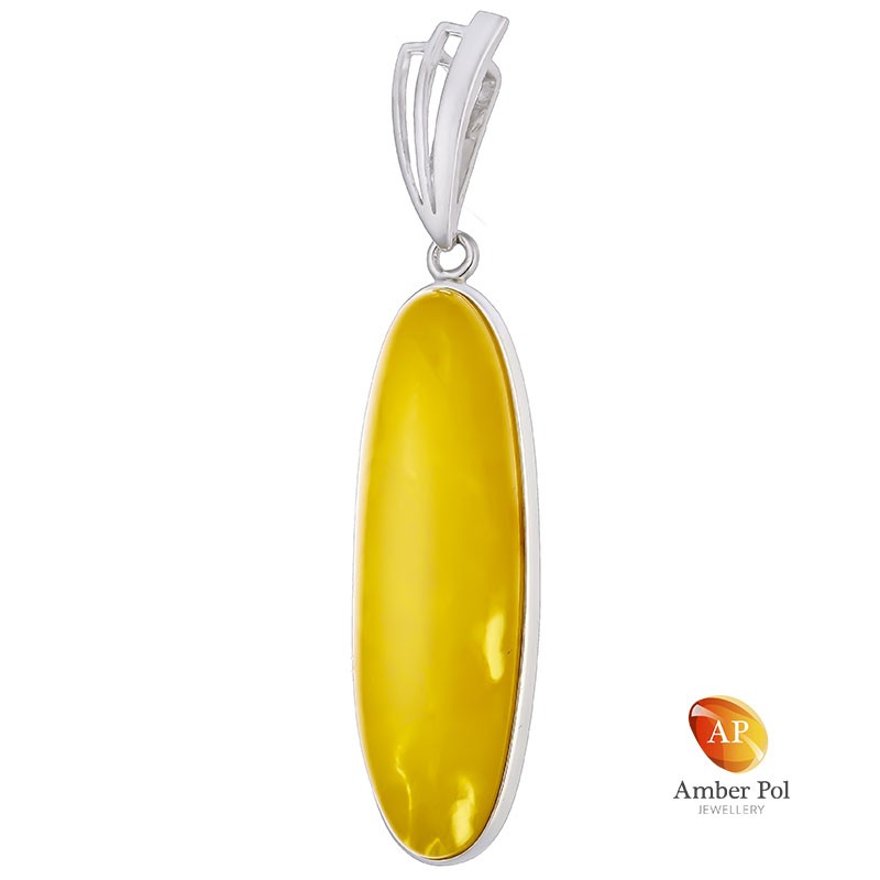 Unikatowy wisior ze srebra 925 z pięknym bursztynem w mlecznym kolorze o wydłużonej linii, całkowicie oprawionym ręcznie.