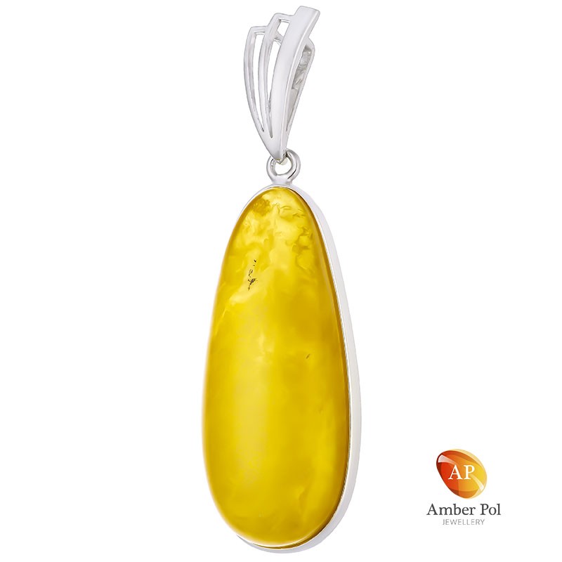 Unikatowy wisior ze srebra 925 z pięknym bursztynem w mlecznym kolorze o wydłużonej linii, całkowicie oprawionym ręcznie.