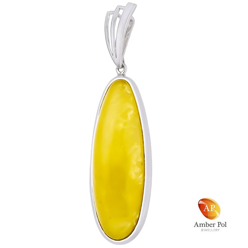 Unikatowy wisior ze srebra 925 z pięknym bursztynem w mlecznym kolorze o wydłużonej linii, całkowicie oprawionym ręcznie.