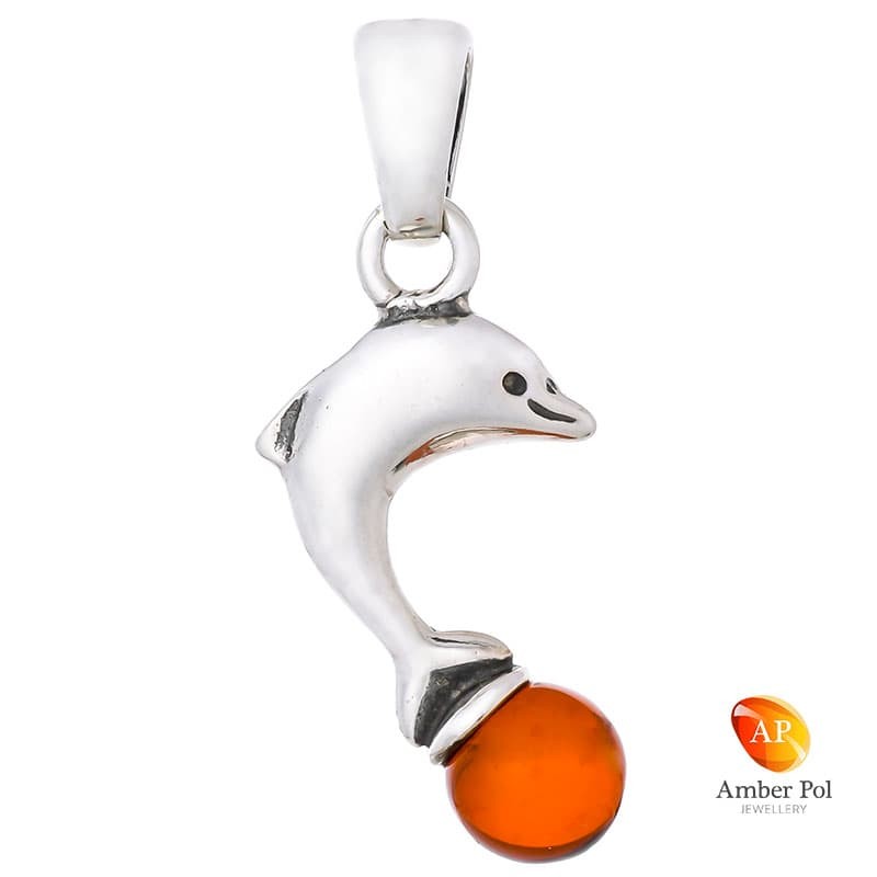 Piękny wisiorek ze srebra próby 925 z bursztynem w kolorze koniaku kulka na której umiejscowiony jest delfinek.