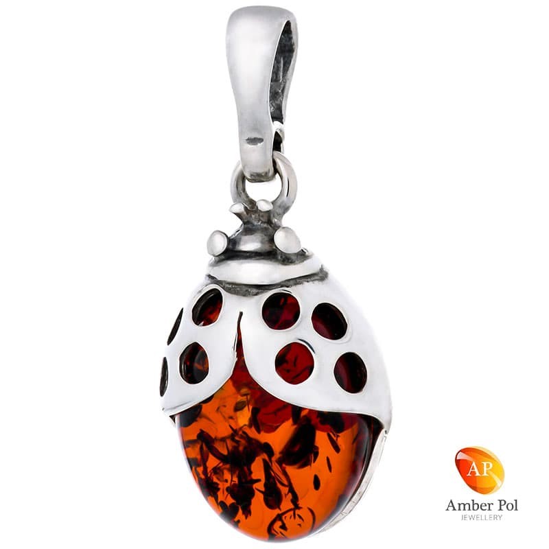 Piękny wisiorek ze srebra próby 925 z bursztynem w kolorze koniaku przedstawiający biedronkę.