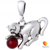Piękny wisiorek ze srebra próby 925 przedstawiający uroczego kotka który się bawi bursztynową kulką w koniakowym kolorze.