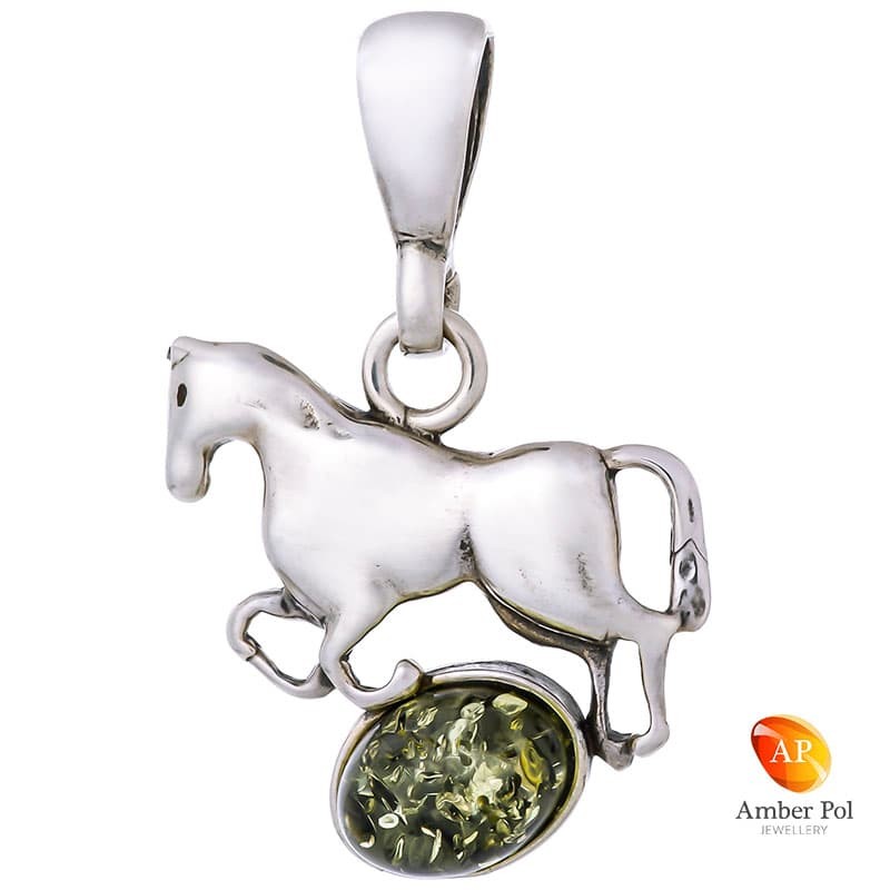 Piękny wisiorek ze srebra próby 925 przedstawiający konika stojącego na bursztynie w mlecznym kolorze.