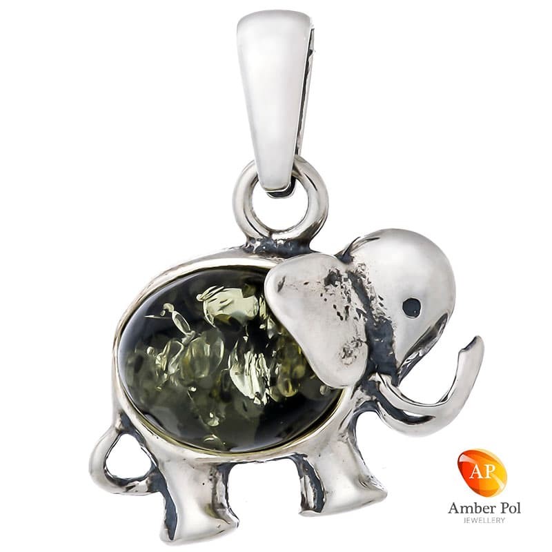 Piękny wisiorek ze srebra próby 925  i zielonego bursztynu, przedstawiający słonika z trąba skierowaną do góry.