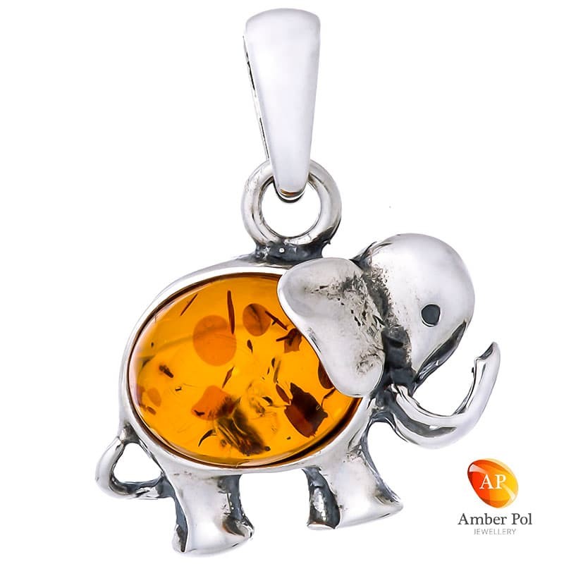 Piękny wisiorek ze srebra próby 925 i bursztynem w kolorze koniakowym, przedstawiającego słonika z trąbą skierowaną do góry.