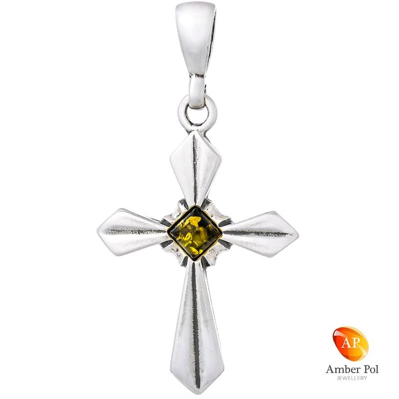 Piękny wisiorek ze srebra próby 925 przedstawiający krzyżyk z kwadratowym, zielonym bursztynem po środku  wyrobu.