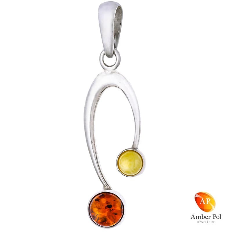 próby 925 z dwoma okrągłymi bursztynami w kolorze mix. Wisior ma lekko wydłużony kształt.