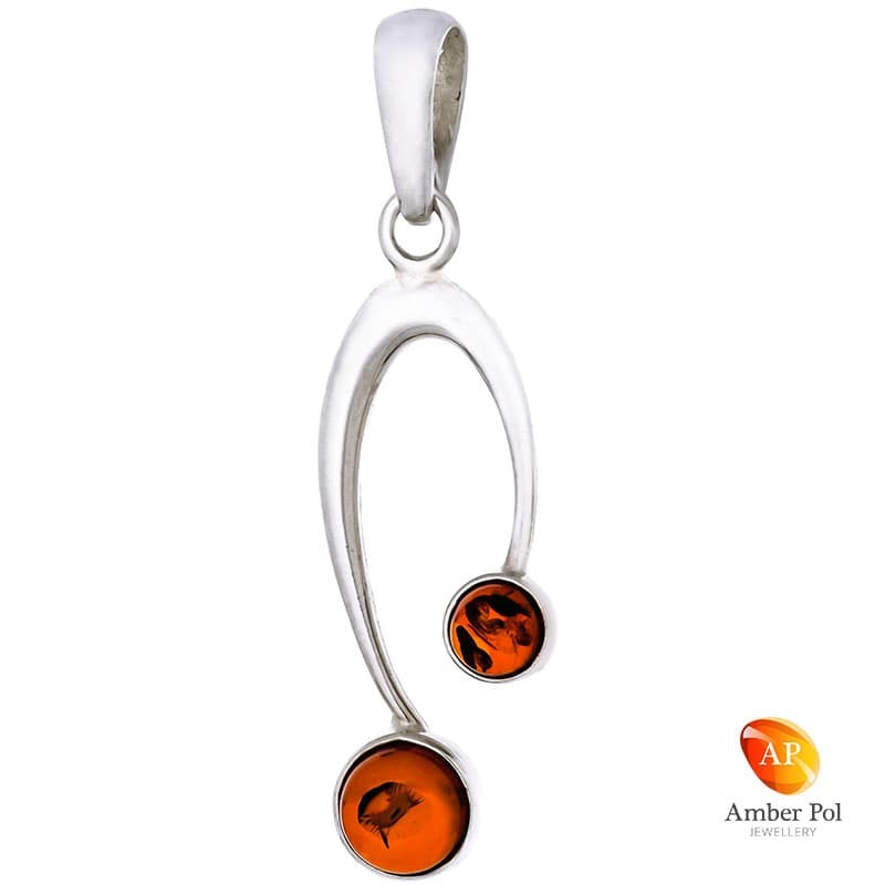 Piękny wisiorek ze srebra próby 925 z dwoma okrągłymi bursztynami w kolorze koniakowym. Wisior ma lekko wydłużony kształt.